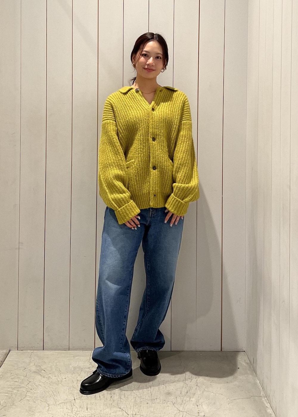 ブルー系のデニムパンツを着用したレディースの冬コーディネートの2枚目の写真