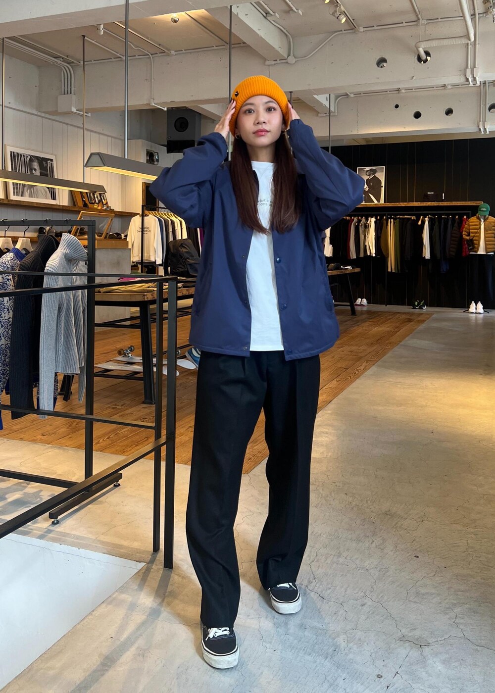ホワイト系のTシャツ/カットソー、ブラック系のスラックスを着用したレディースの秋コーディネートの2枚目の写真