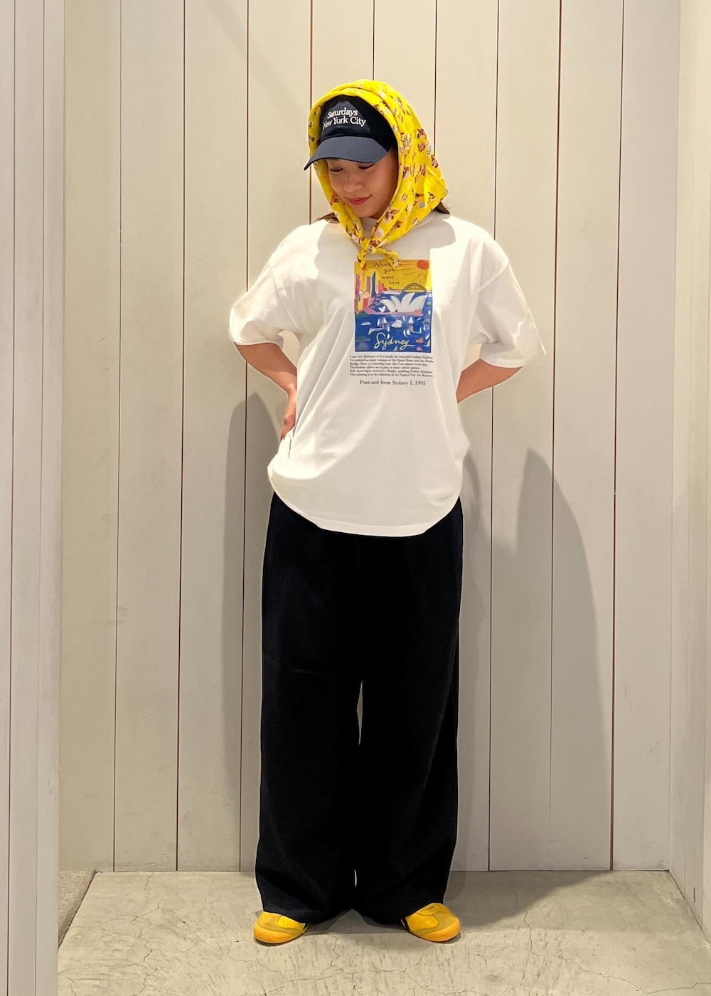 「初春コーデ、春コーデ、初夏コーデ、夏コーデ、アウトドアコーデ、フェスコーデ、大人カジュアル、パンツスタイル、体型カバー、カジュアルコーデ、ヘルシーコーデ、メンズライク、シンプルコーデ」｜「Saturdays NYCのKen Done Scarf（バンダナ/スカーフ、イエロー系）」を使った、YUIさん（レディース・162cm）の春コーディネートの3枚目の写真