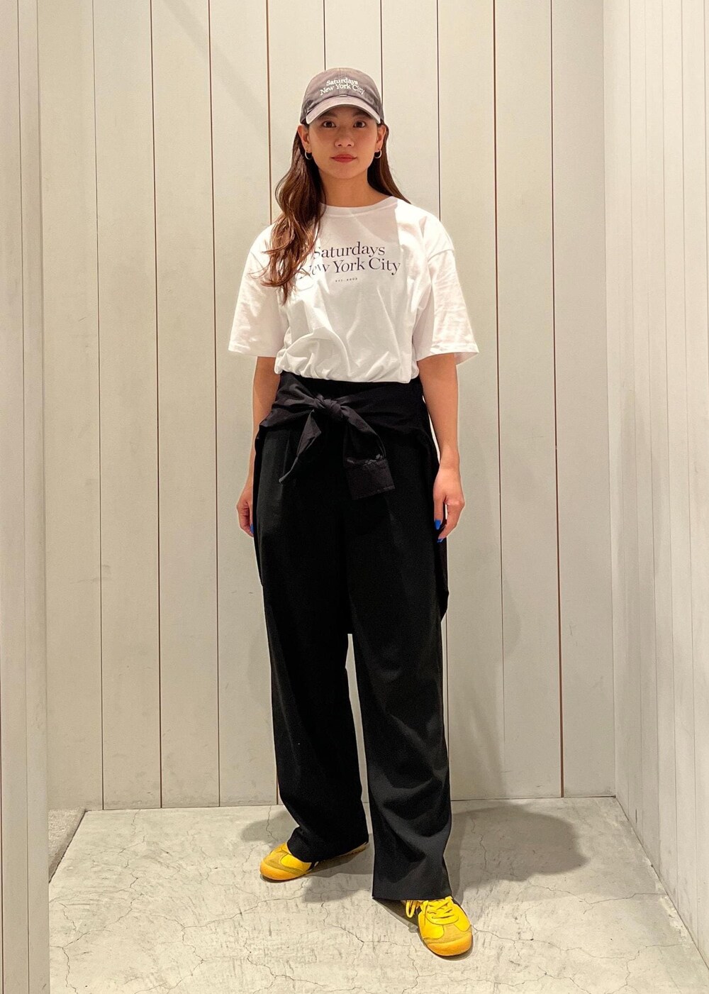 ホワイト系のTシャツ/カットソー、グレー系のシャツ/ブラウスを着用したレディースの春コーディネートの5枚目の写真