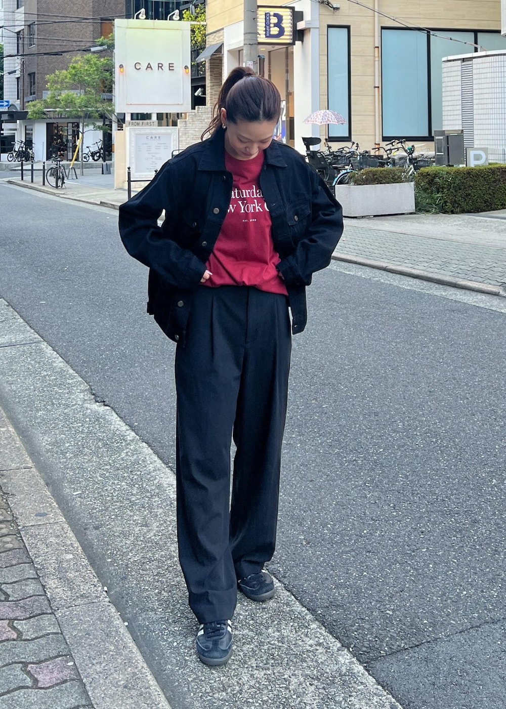 「初秋コーデ、秋コーデ、大人カジュアル、カジュアルコーデ、ヘルシーコーデ、メンズライク」｜「Saturdays NYCのMiller Standard SS TEE（Tシャツ/カットソー、レッド系）」を使った、YUIさん（レディース・162cm）の夏コーディネートの3枚目の写真