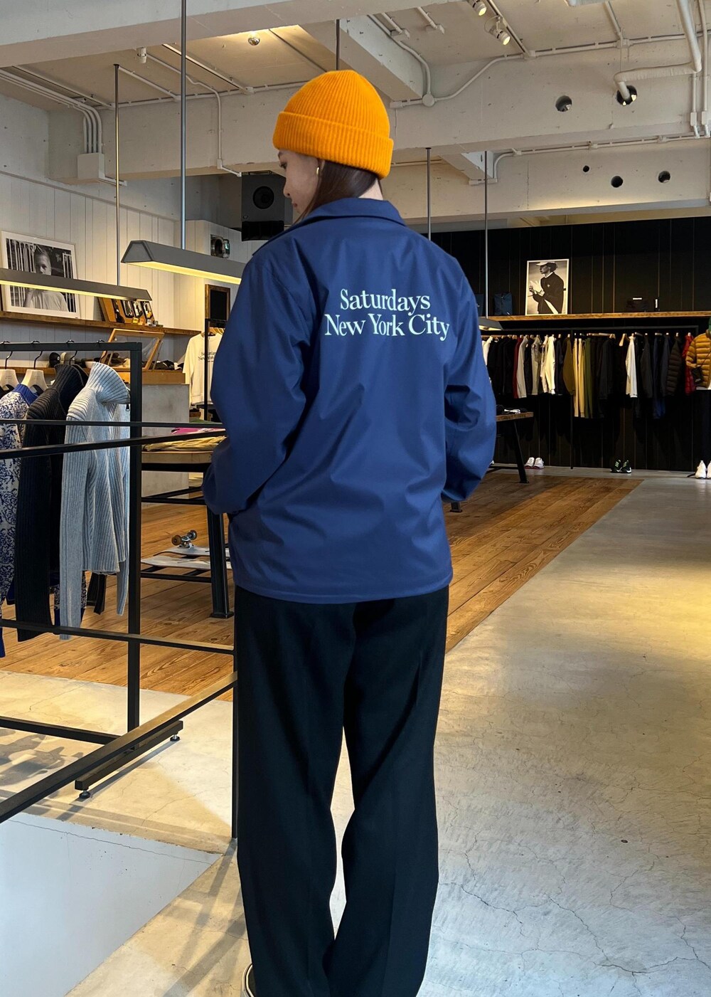 ホワイト系のTシャツ/カットソー、ブラック系のスラックスを着用したレディースの秋コーディネートの3枚目の写真