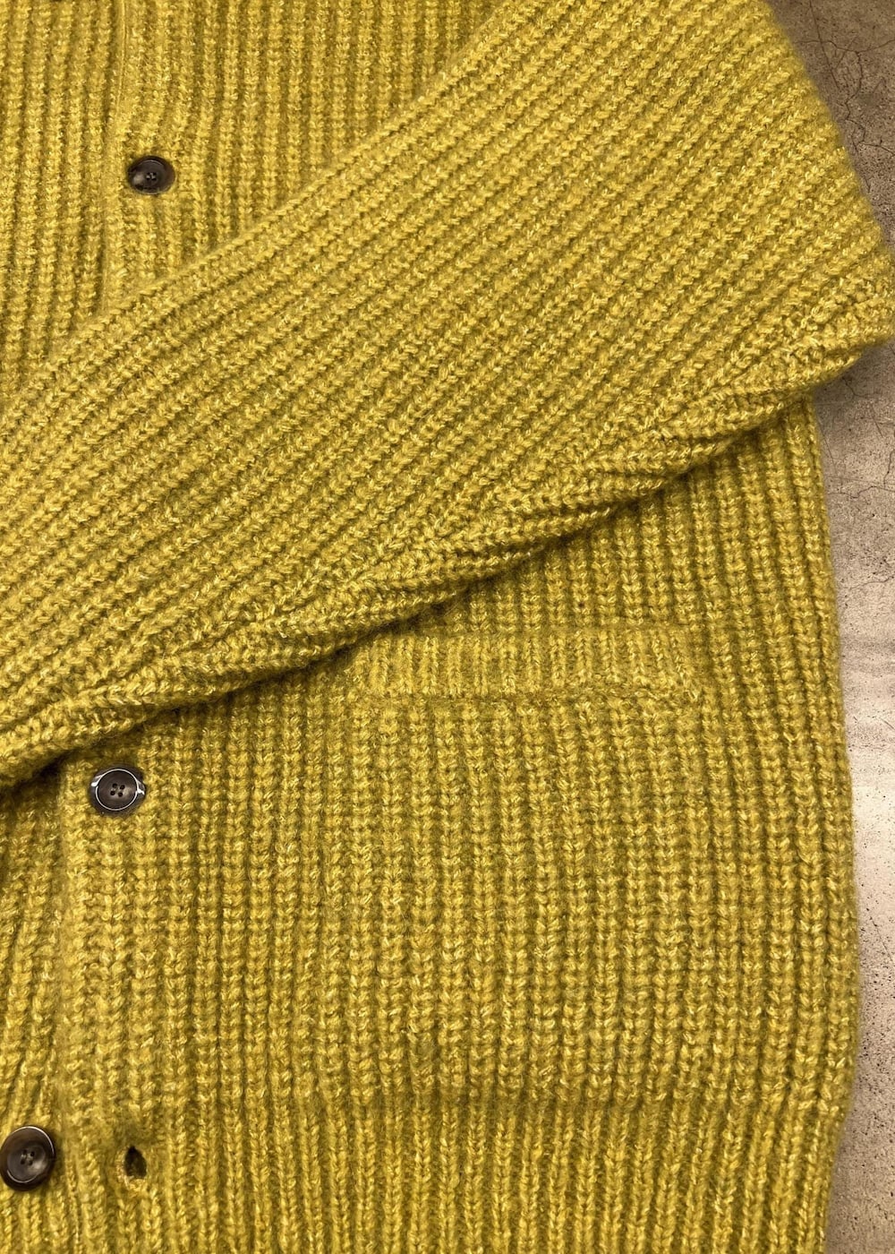 ブルー系のデニムパンツを着用したレディースの冬コーディネートの5枚目の写真