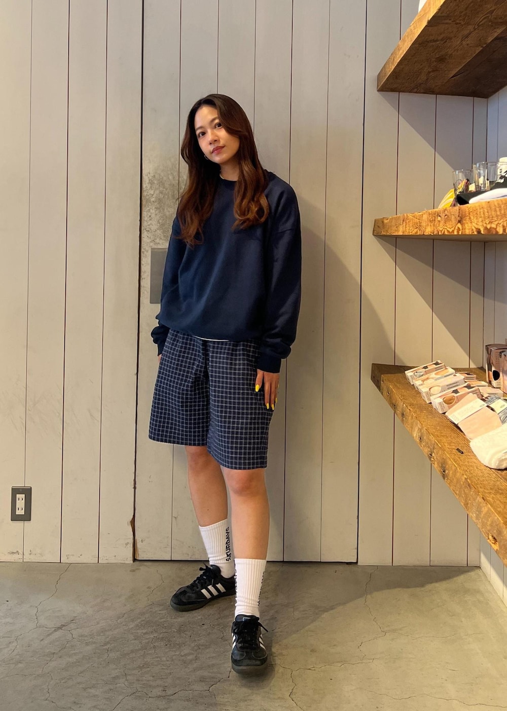 「初春コーデ、春コーデ、初夏コーデ、アウトドアコーデ、フェスコーデ、ストリート、大人カジュアル、パンツスタイル、体型カバー、カジュアルコーデ、ヘルシーコーデ、メンズライク、シンプルコーデ、ベーシック、別注アイテム」｜「Saturdays NYCのBOWERY G-DYED SLASH SWEATSHIRT（Tシャツ/カットソー、ブルー系）」を使った、YUIさん（レディース・162cm）の春コーディネートの2枚目の写真