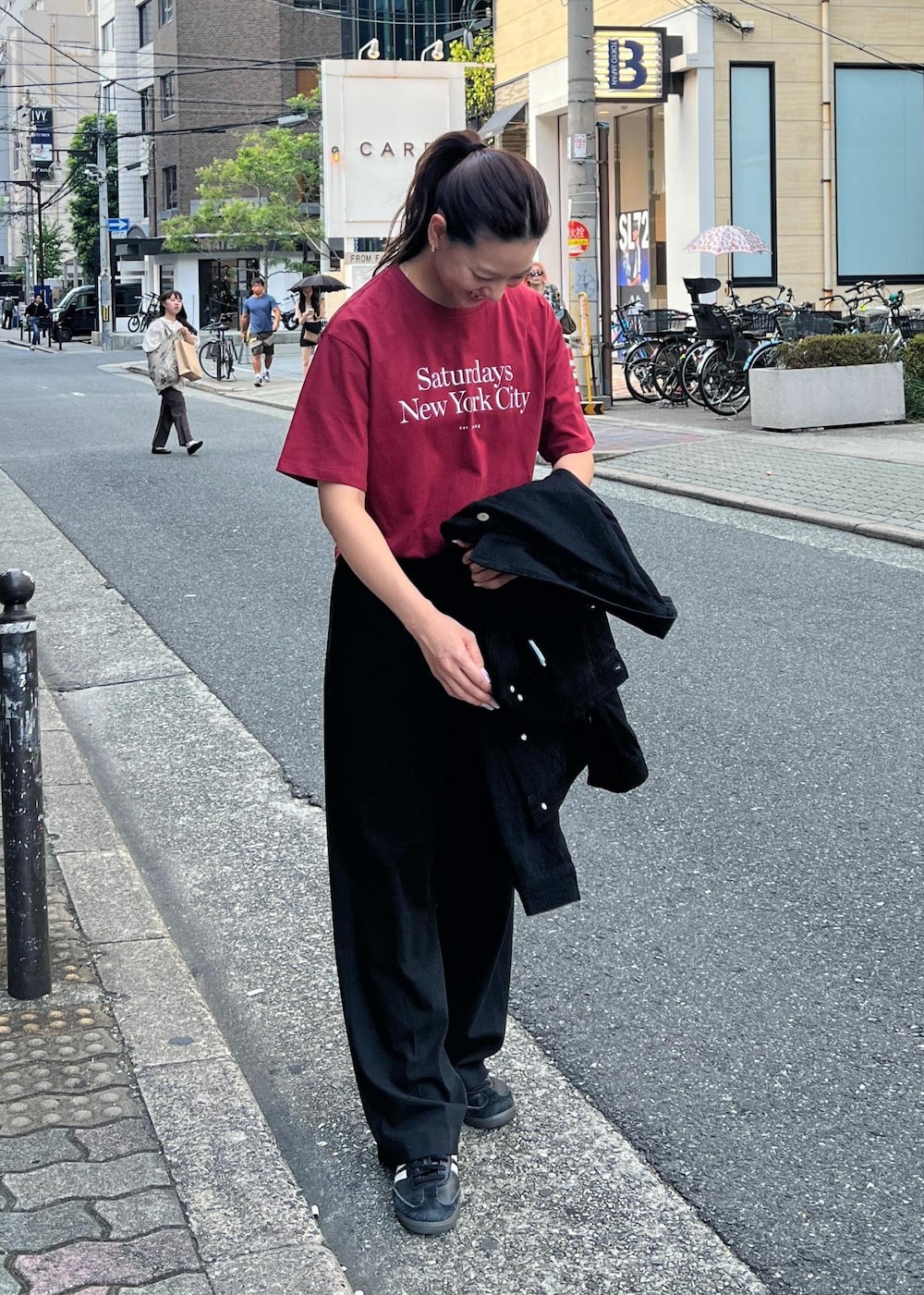 「初秋コーデ、秋コーデ、大人カジュアル、カジュアルコーデ、ヘルシーコーデ、メンズライク」｜「Saturdays NYCのMiller Standard SS TEE（Tシャツ/カットソー、レッド系）」を使った、YUIさん（レディース・162cm）の夏コーディネートの2枚目の写真