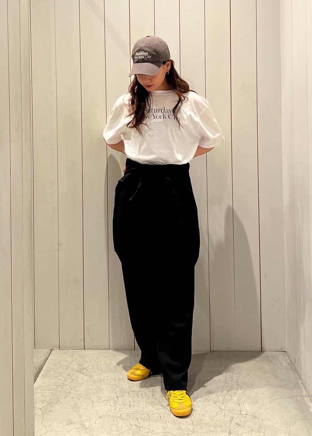 ホワイト系のTシャツ/カットソー、グレー系のシャツ/ブラウスを着用したレディースの春コーディネートの2枚目の写真