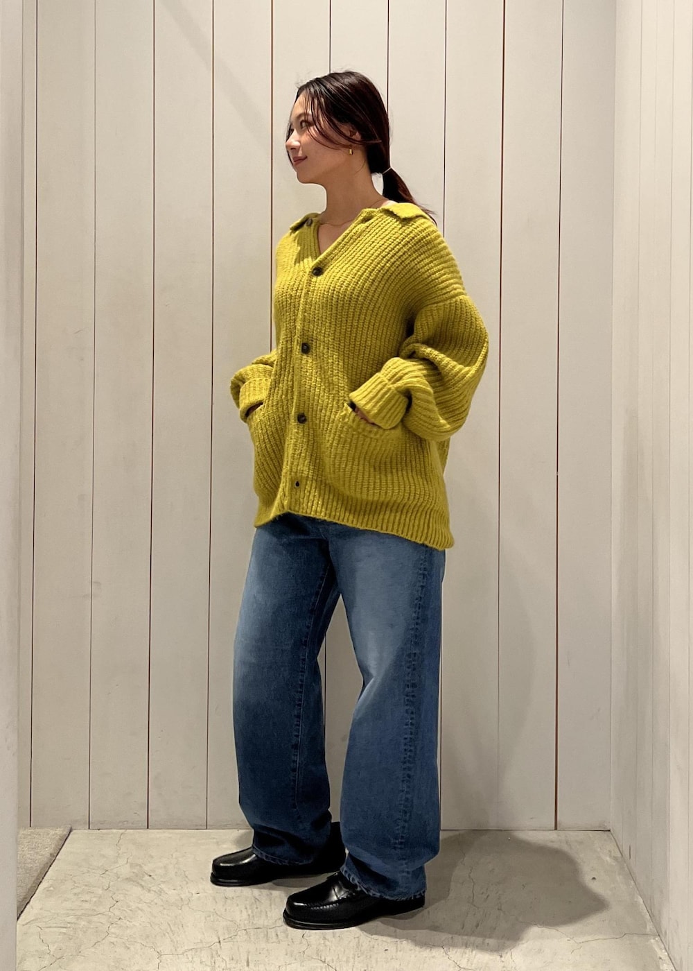 ブルー系のデニムパンツを着用したレディースの冬コーディネートの3枚目の写真