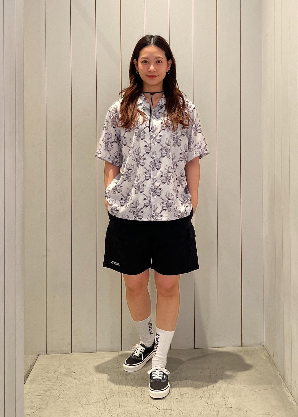 「初春コーデ、春コーデ、初夏コーデ、夏コーデ、アウトドアコーデ、フェスコーデ、スポーツミックス、モード、パンツスタイル、体型カバー、カジュアルコーデ、ヘルシーコーデ、メンズライク、シンプルコーデ、ベーシック」｜「Saturdays NYCのLOGO SOCK（ソックス/靴下、ホワイト系）」を使った、YUIさん（レディース・162cm）の春コーディネートの4枚目の写真