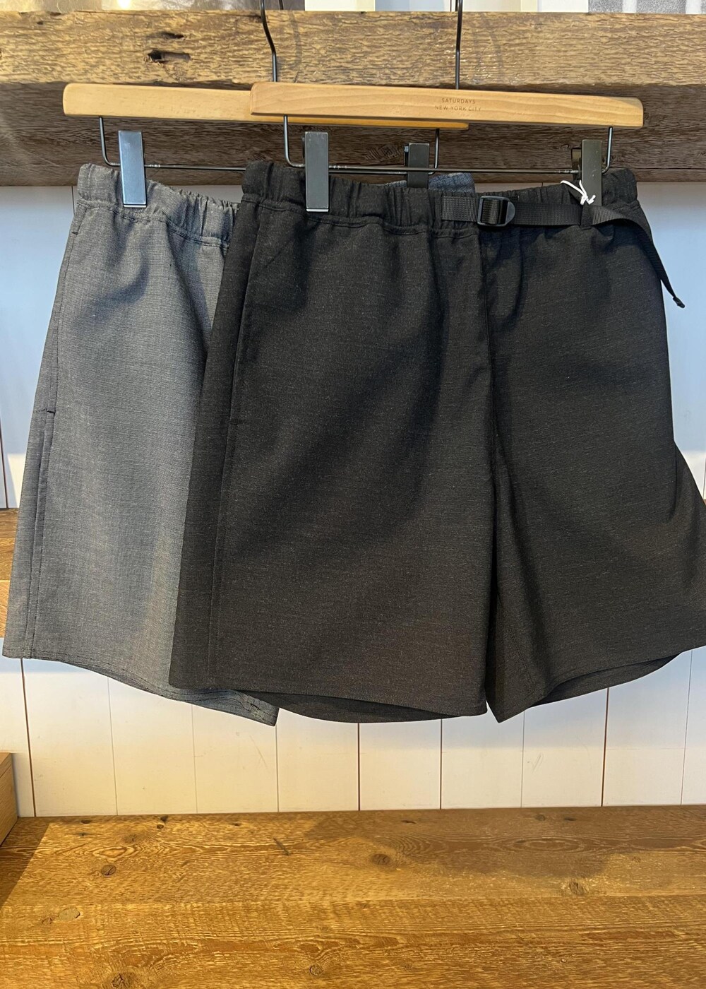 ブルー系のシャツ/ブラウス、ブラック系のその他パンツを着用したレディースの夏コーディネートの5枚目の写真