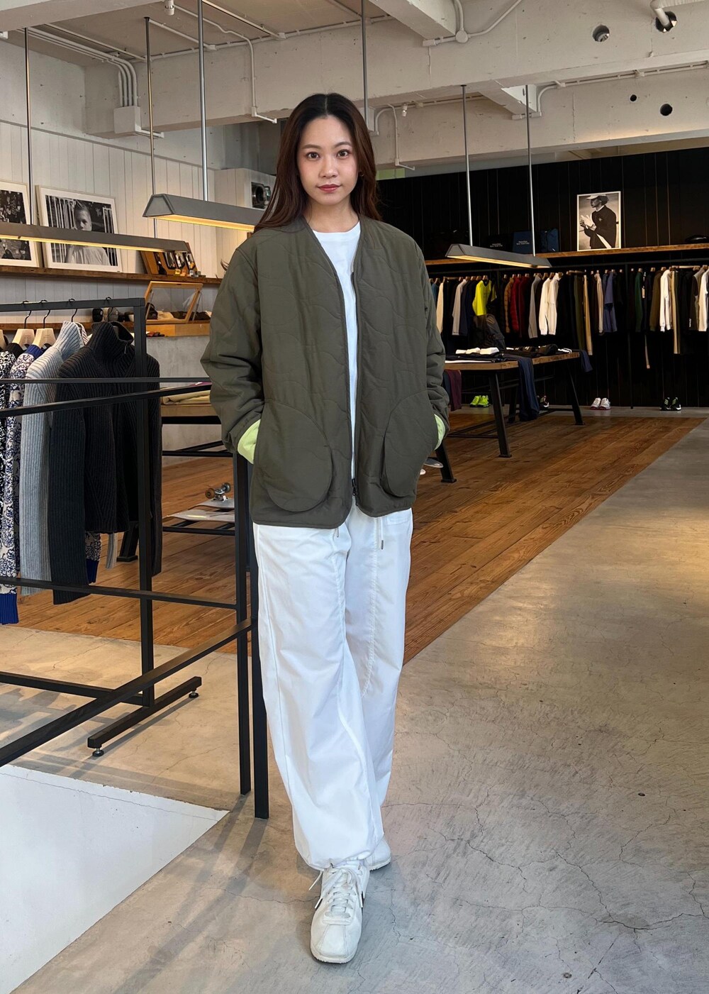 ホワイト系のTシャツ/カットソーを着用したレディースの秋コーディネートの2枚目の写真