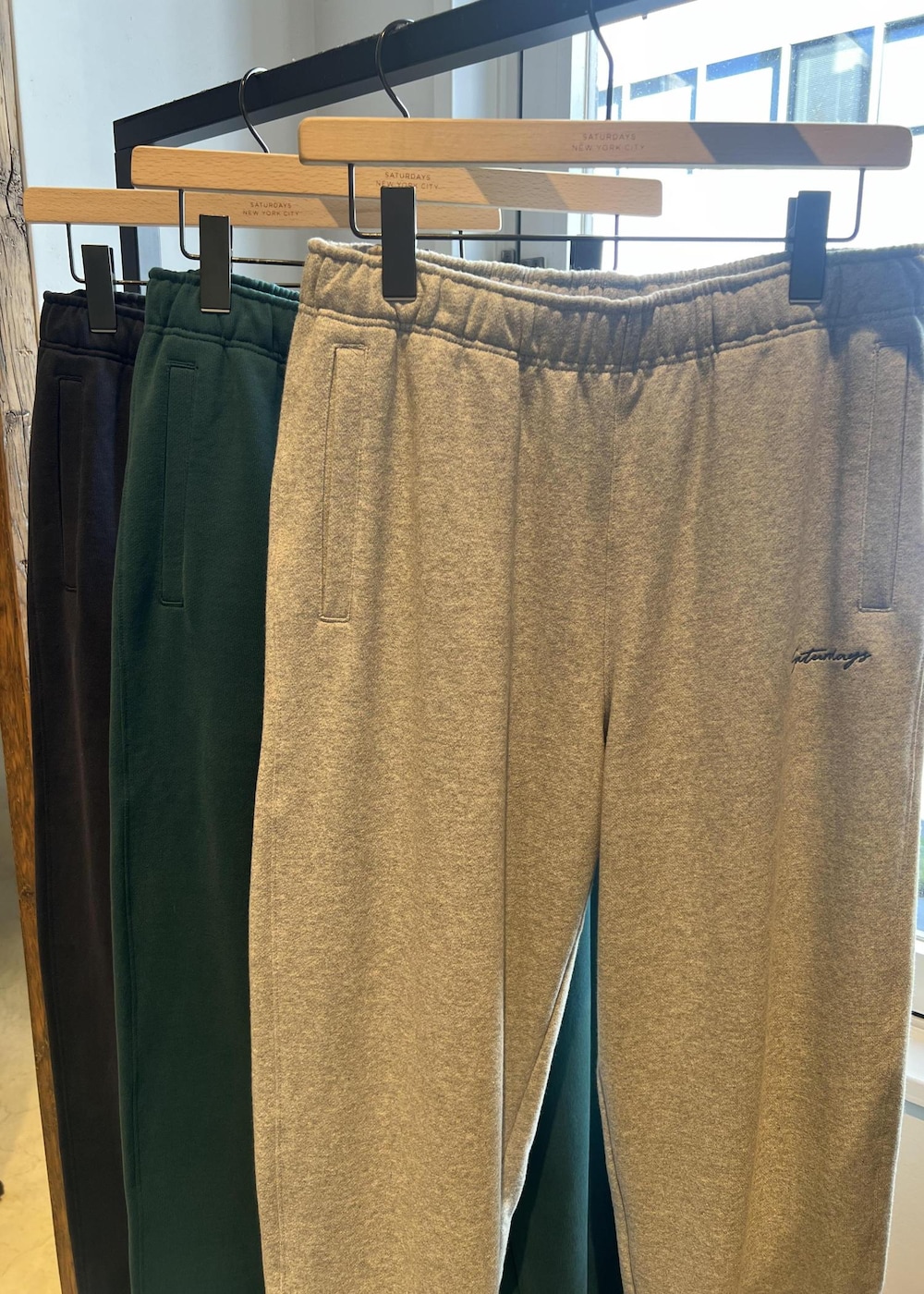 グレー系のその他パンツ、ブラウン系のピーコートを着用したレディースの秋コーディネートの5枚目の写真