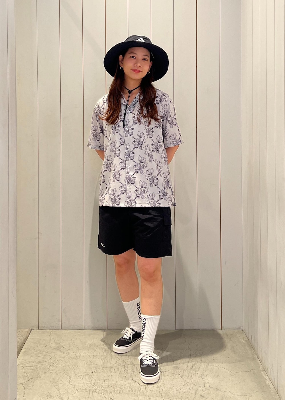 「初春コーデ、春コーデ、初夏コーデ、夏コーデ、アウトドアコーデ、フェスコーデ、スポーツミックス、モード、パンツスタイル、体型カバー、カジュアルコーデ、ヘルシーコーデ、メンズライク、シンプルコーデ、ベーシック」｜「Saturdays NYCのLOGO SOCK（ソックス/靴下、ホワイト系）」を使った、YUIさん（レディース・162cm）の春コーディネートの3枚目の写真
