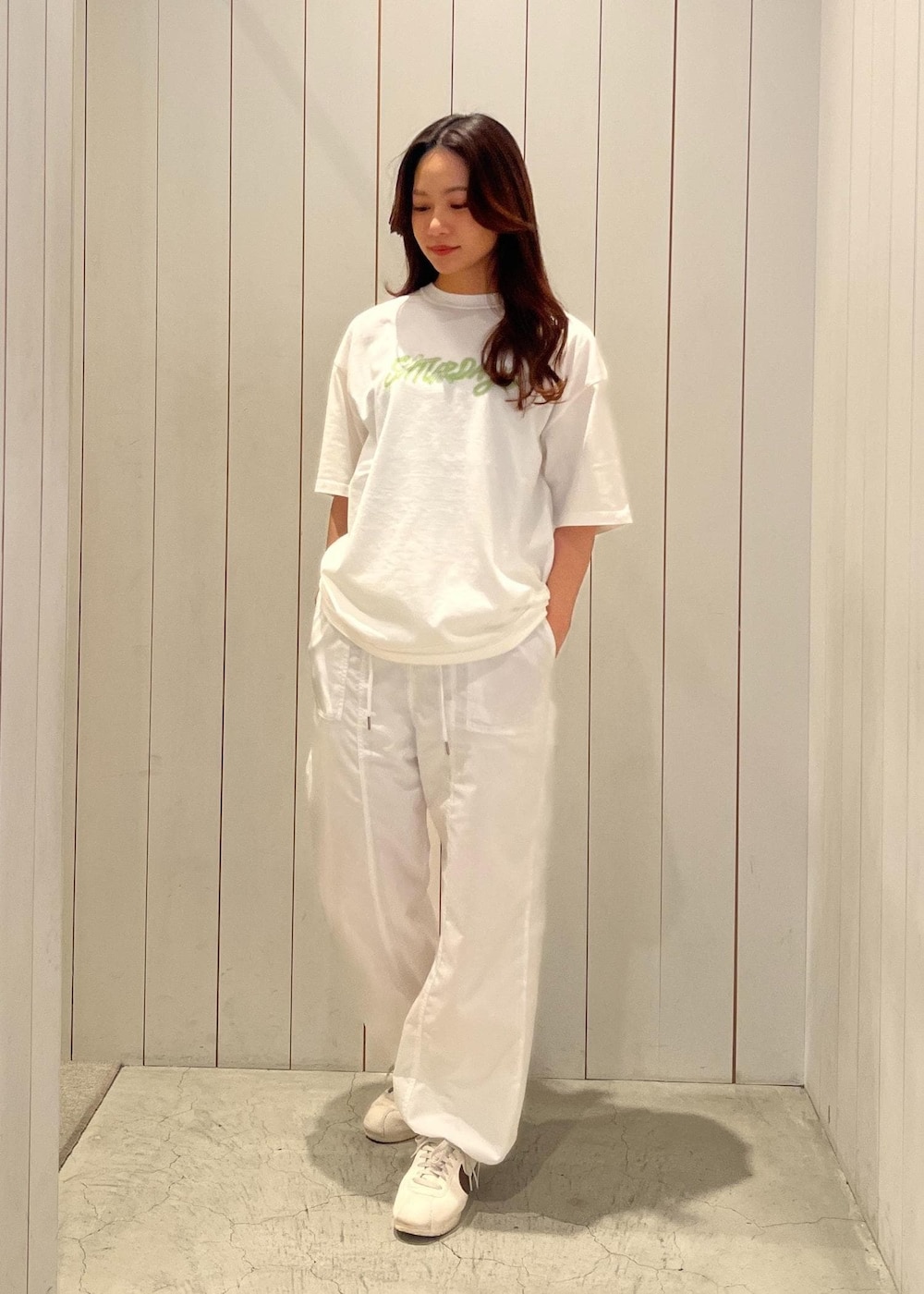 「初春コーデ、春コーデ、初夏コーデ、夏コーデ、アウトドアコーデ、フェスコーデ、大人カジュアル、パンツスタイル、体型カバー、ワントーンコーデ、カジュアルコーデ、ヘルシーコーデ、メンズライク、シンプルコーデ」｜「Saturdays NYCのNeon Saturdays SS Tee（Tシャツ/カットソー、ホワイト系）」を使った、YUIさん（レディース・162cm）の春コーディネートの2枚目の写真