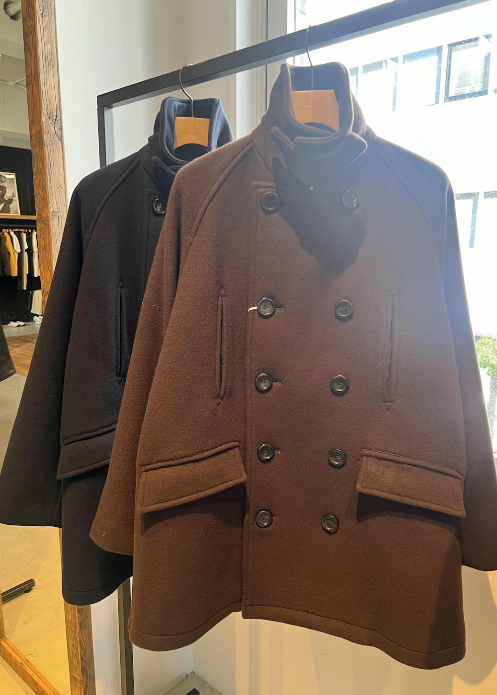 グレー系のその他パンツ、ブラウン系のピーコートを着用したレディースの秋コーディネートの4枚目の写真