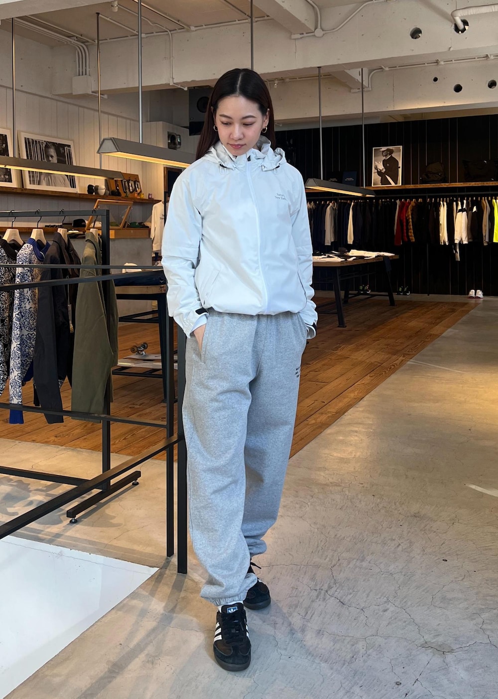 「初冬コーデ、冬コーデ、運動会コーデ、旅行コーデ、アウトドアコーデ、ランニングコーデ、ジム・トレーニングコーデ、ゴルフコーデ、ヨガコーデ、スポーツミックス、大人カジュアル、パンツスタイル、体型カバー、カジュアルコーデ、ヘルシーコーデ」｜「Saturdays NYCのABRAMS INTERNATIONAL SWEATPANTS（その他パンツ、グレー系）」を使った、YUIさん（レディース・162cm）の冬コーディネートの2枚目の写真