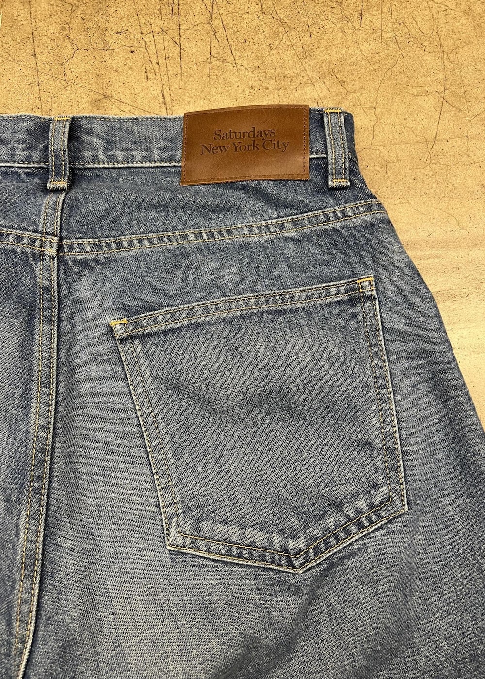 ブルー系のデニムパンツを着用したレディースの冬コーディネートの7枚目の写真