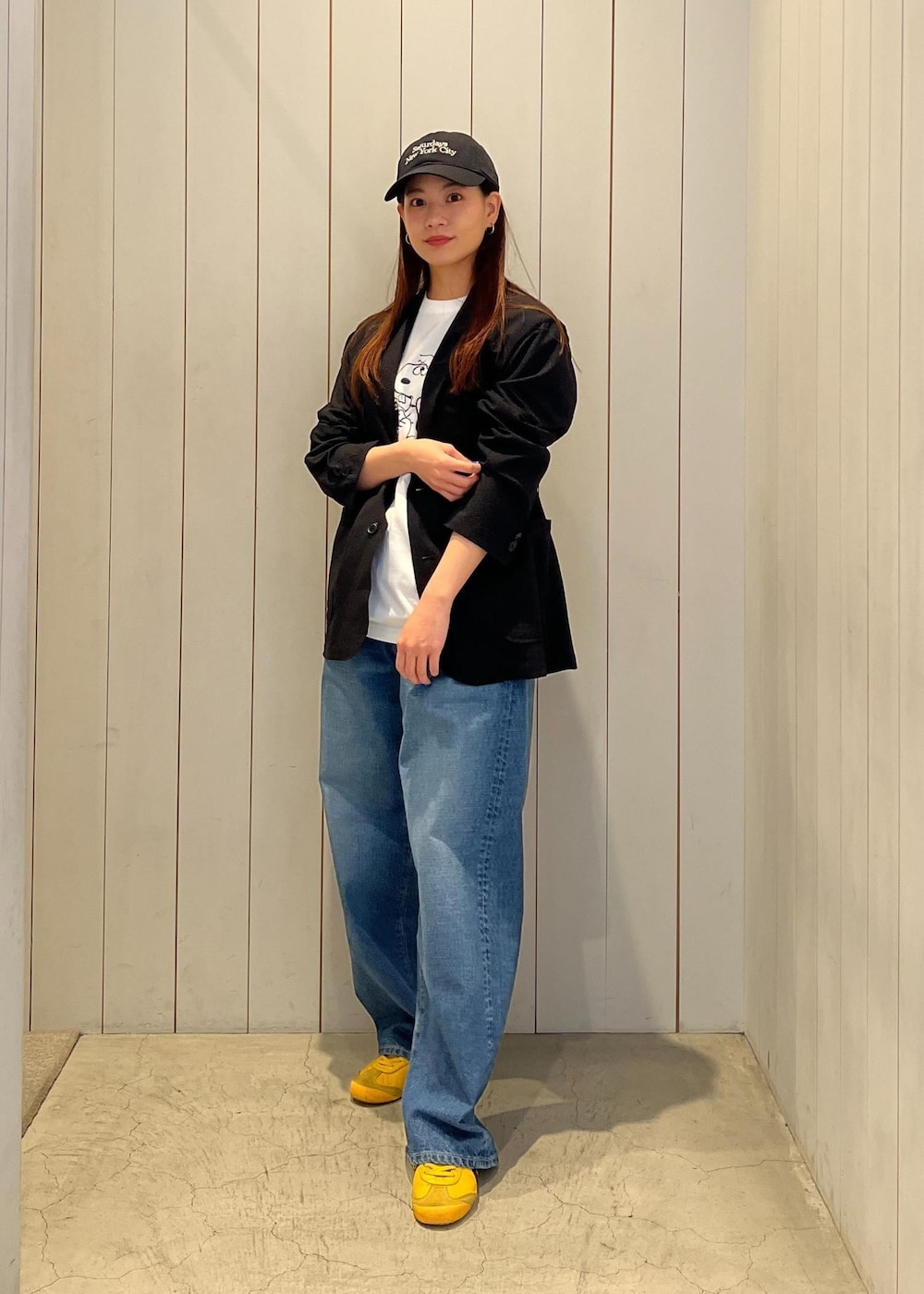 「初春コーデ、春コーデ、初夏コーデ、夏コーデ、大人カジュアル、パンツスタイル、体型カバー、カジュアルコーデ、ヘルシーコーデ、メンズライク、シンプルコーデ、きれいめコーデ」｜「Saturdays NYCのTakeru Denim Pant（デニムパンツ、ブルー系）」を使った、YUIさん（レディース・162cm）の春コーディネートの4枚目の写真