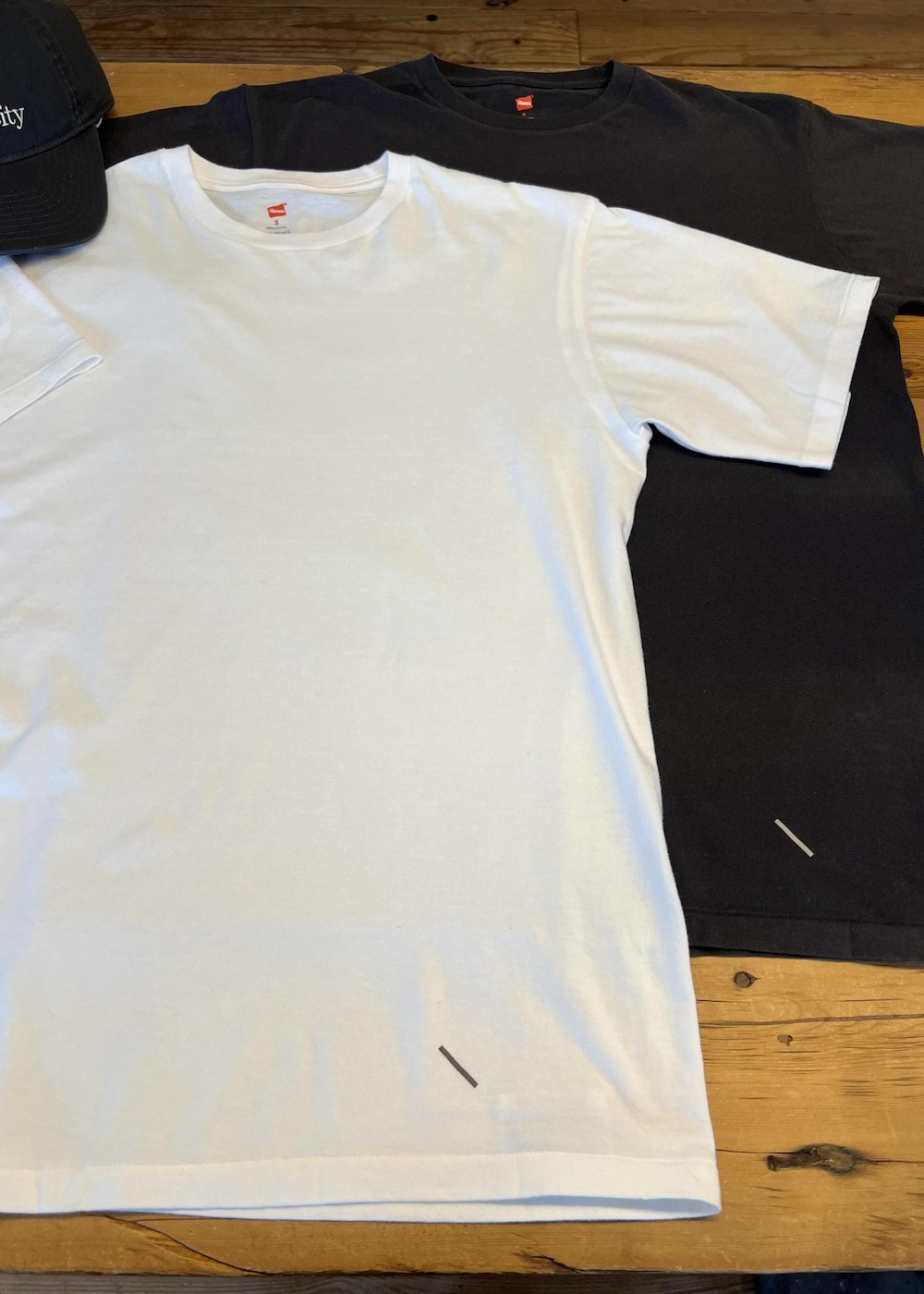 ブルー系のデニムパンツ、ホワイト系のTシャツ/カットソーを着用したレディースの春コーディネートの4枚目の写真