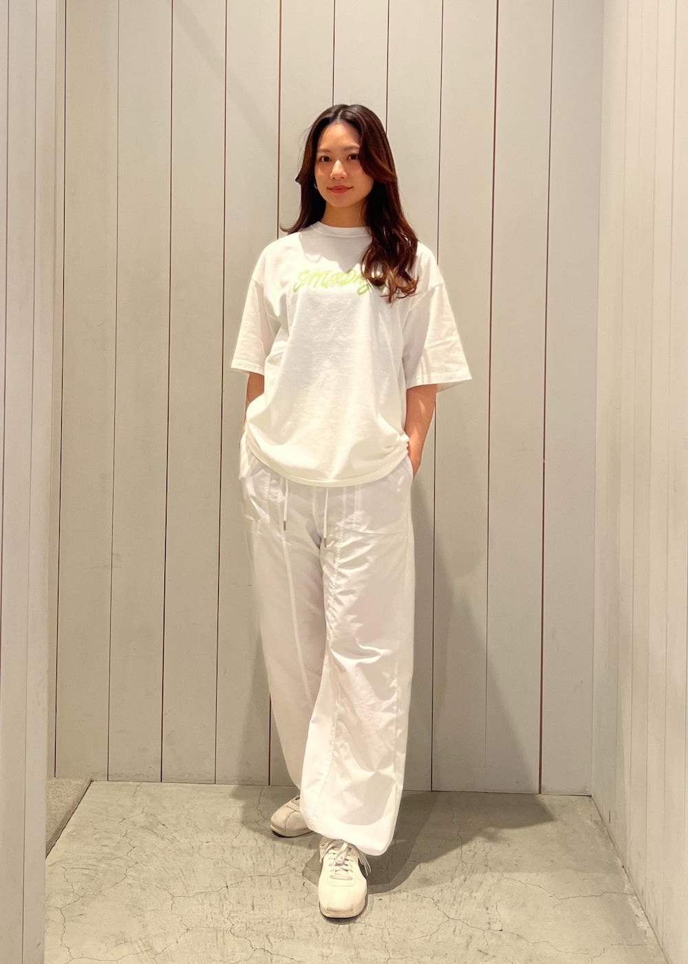「初春コーデ、春コーデ、初夏コーデ、夏コーデ、アウトドアコーデ、フェスコーデ、大人カジュアル、パンツスタイル、体型カバー、ワントーンコーデ、カジュアルコーデ、ヘルシーコーデ、メンズライク、シンプルコーデ」｜「Saturdays NYCのNeon Saturdays SS Tee（Tシャツ/カットソー、ホワイト系）」を使った、YUIさん（レディース・162cm）の春コーディネートの3枚目の写真