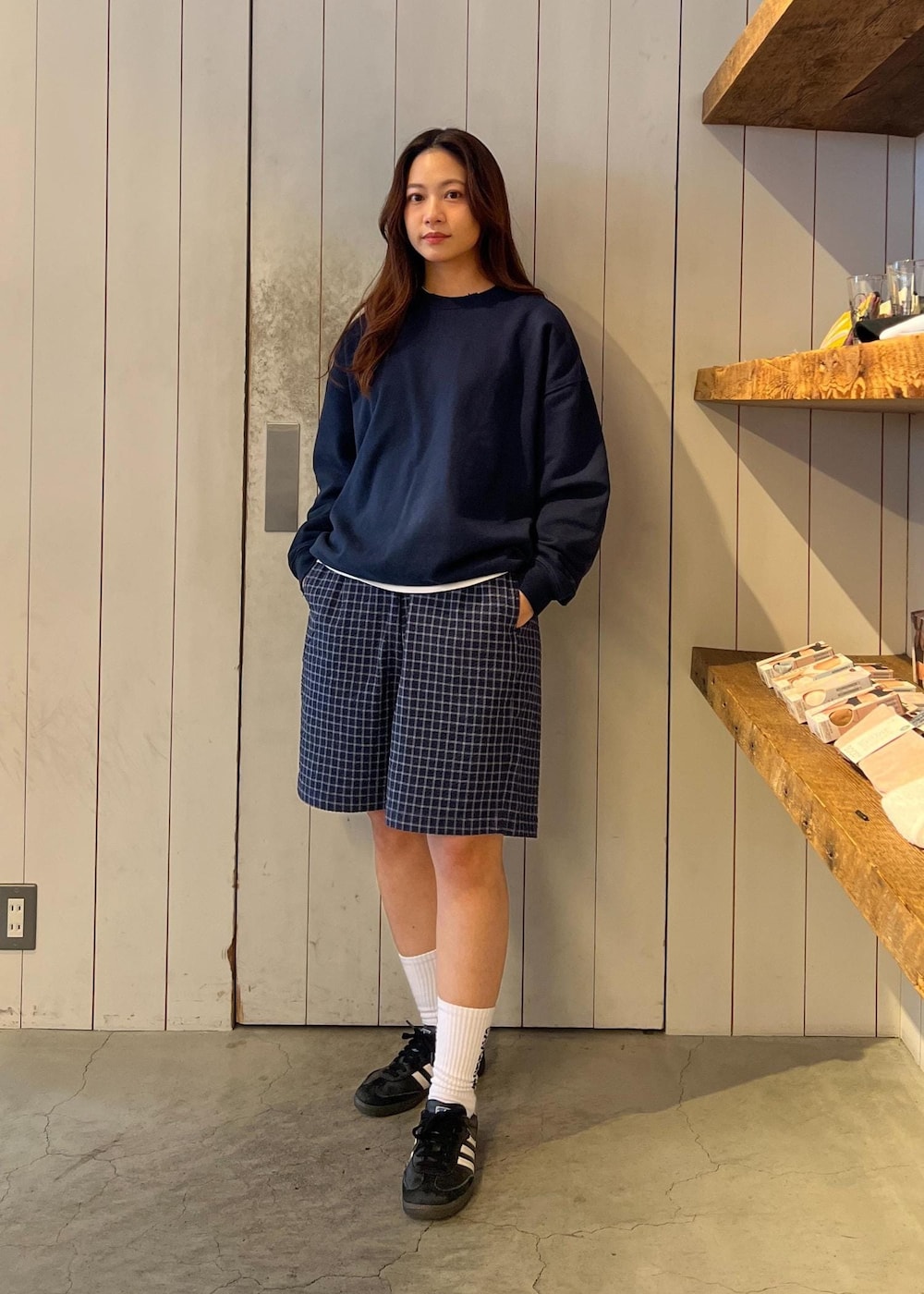 「初春コーデ、春コーデ、初夏コーデ、アウトドアコーデ、フェスコーデ、ストリート、大人カジュアル、パンツスタイル、体型カバー、カジュアルコーデ、ヘルシーコーデ、メンズライク、シンプルコーデ、ベーシック、別注アイテム」｜「Saturdays NYCのBOWERY G-DYED SLASH SWEATSHIRT（Tシャツ/カットソー、ブルー系）」を使った、YUIさん（レディース・162cm）の春コーディネートの4枚目の写真