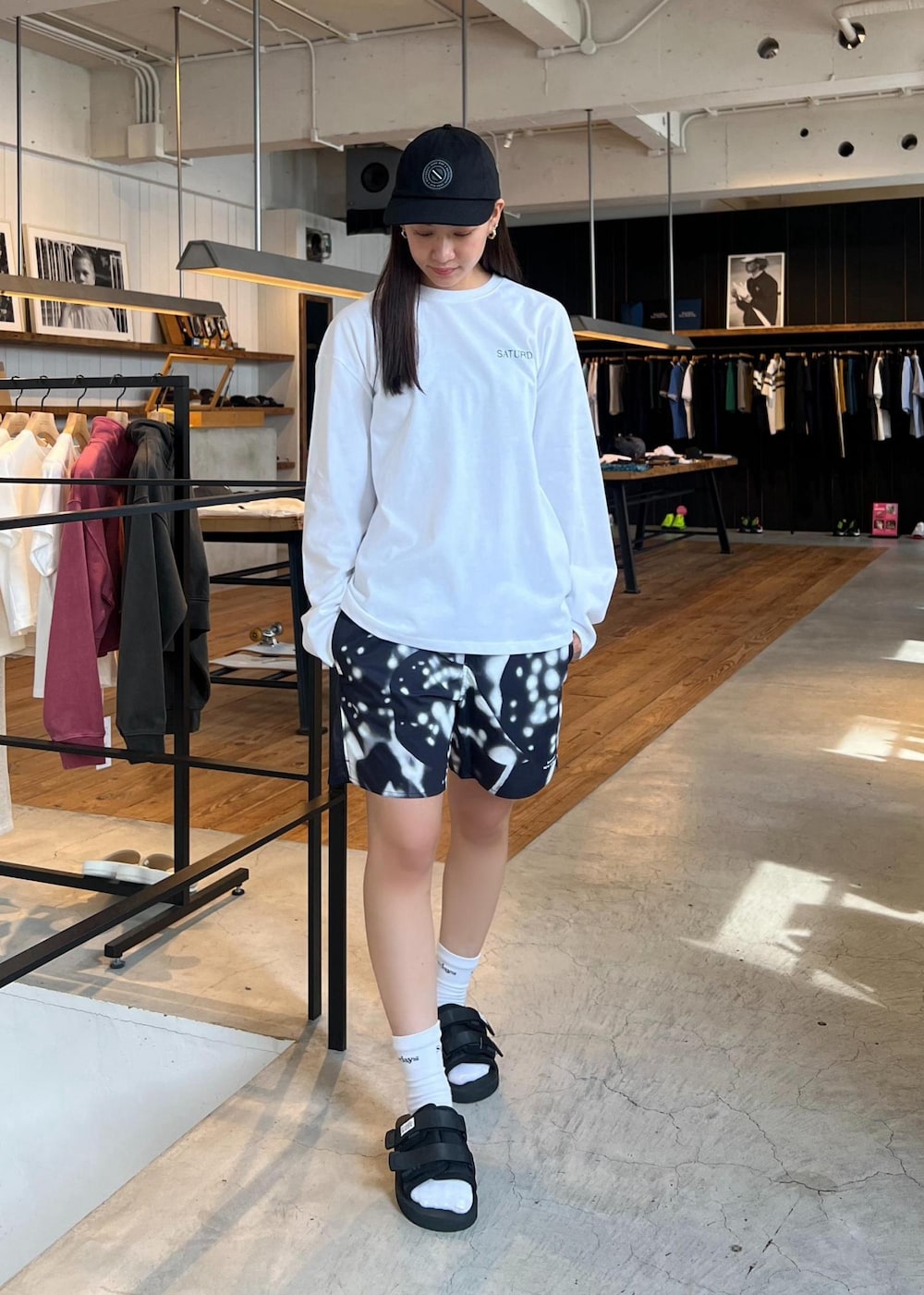「夏コーデ、初秋コーデ、旅行コーデ、アウトドアコーデ、フェスコーデ、スポーツミックス、パンツスタイル、モノトーンコーデ、カジュアルコーデ、メンズライク、シンプルコーデ」｜「Saturdays NYCのSlash BadgeAbie Dad Hat（キャップ、ブラック系）」を使った、YUIさん（レディース・162cm）の夏コーディネートの3枚目の写真