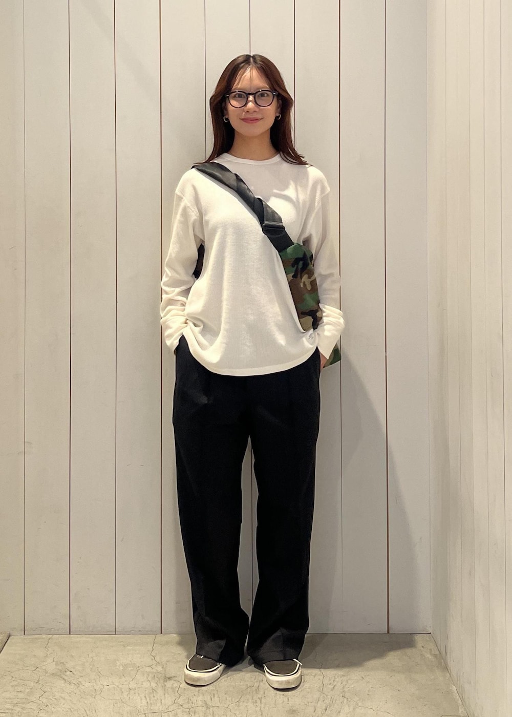 ブラック系のTシャツ/カットソー、ブラック系のスラックス、その他のボストンバッグを着用したレディースの秋コーディネートの3枚目の写真