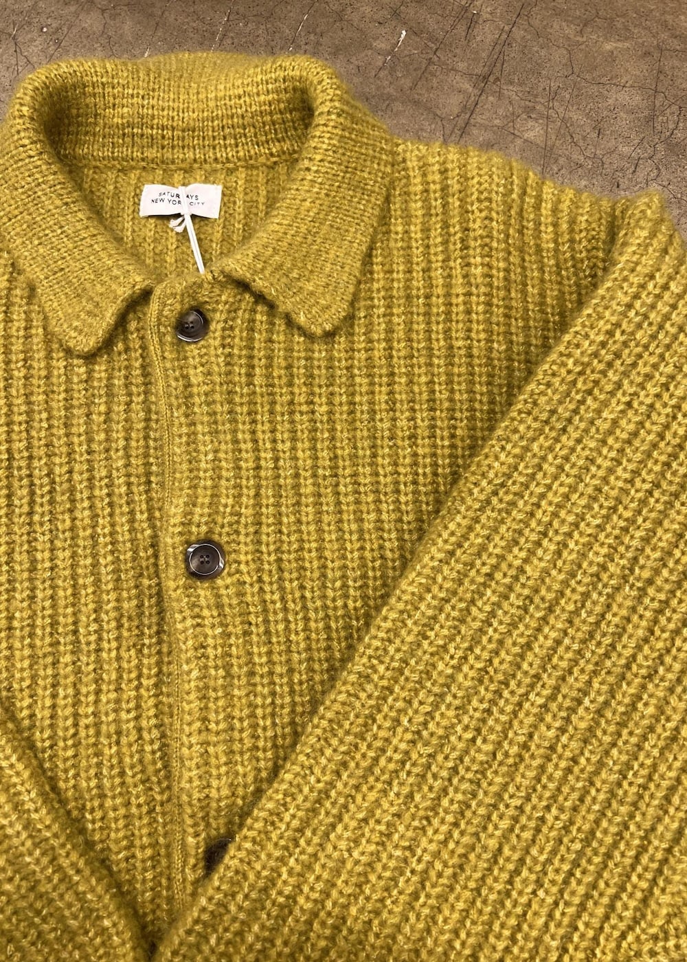 ブルー系のデニムパンツを着用したレディースの冬コーディネートの4枚目の写真