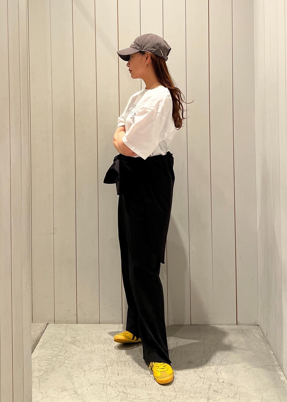 ホワイト系のTシャツ/カットソー、グレー系のシャツ/ブラウスを着用したレディースの春コーディネートの4枚目の写真