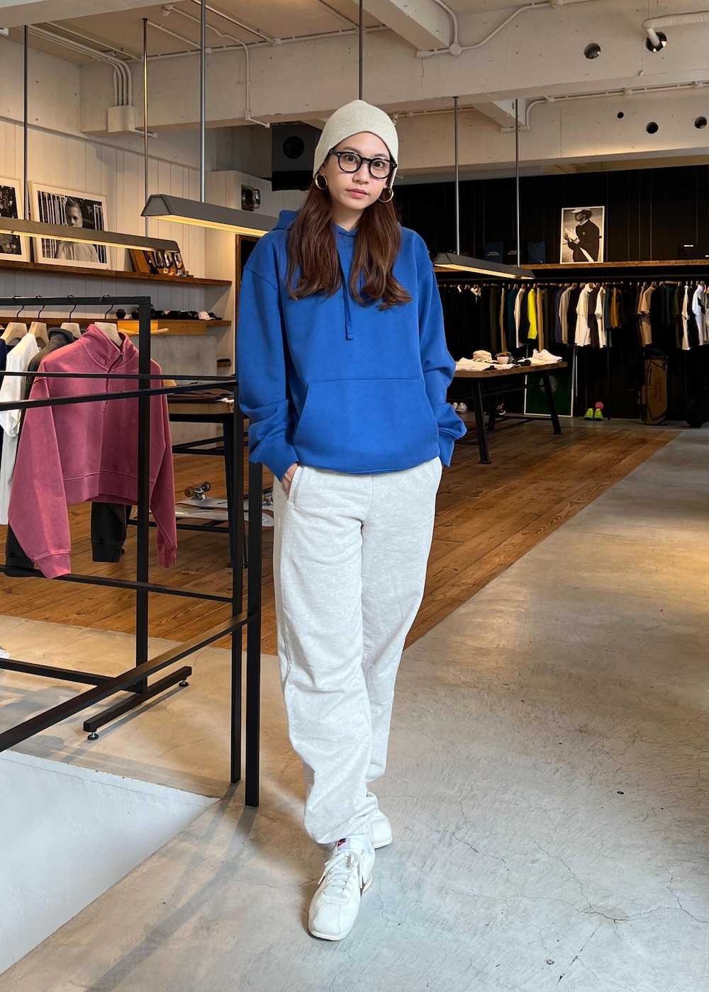 グレー系のスウェットパンツ、ブルー系のパーカーを着用したレディースの秋コーディネートの2枚目の写真