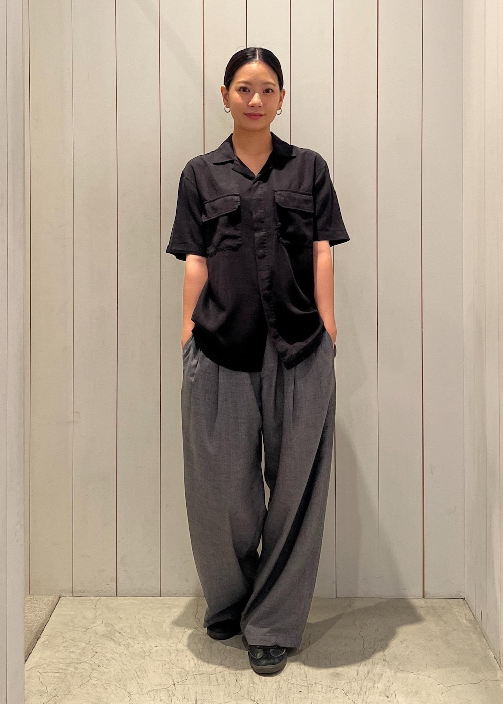 「春コーデ、初夏コーデ、夏コーデ、モード、大人カジュアル、パンツスタイル、体型カバー、ワントーンコーデ、モノトーンコーデ、カジュアルコーデ、ヘルシーコーデ、メンズライク、シンプルコーデ」｜「Saturdays NYCのGibson Pigment Dyed SS Shirt（シャツ/ブラウス、ブラック系）」を使った、YUIさん（レディース・162cm）の春コーディネートの2枚目の写真