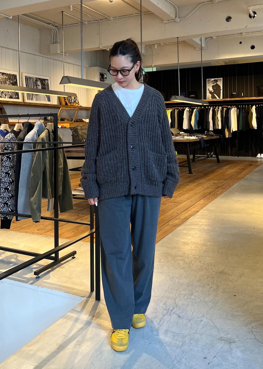 「秋コーデ、初冬コーデ、冬コーデ、お仕事コーデ、お出かけコーデ、旅行コーデ、女子会コーデ、モード、大人カジュアル、パンツスタイル、体型カバー、ワントーンコーデ、モノトーンコーデ、カジュアルコーデ、メンズライク」｜「Saturdays NYCのTwo Pack Standard Ls Tee（Tシャツ/カットソー、ホワイト系）」を使った、YUIさん（レディース・162cm）の冬コーディネートの3枚目の写真