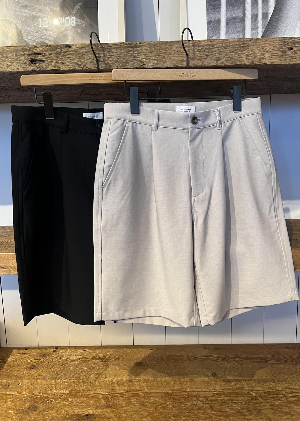 ブラック系のバックパック/リュック、グレー系のTシャツ/カットソー、ブラック系のその他パンツを着用したレディースの夏コーディネートの4枚目の写真