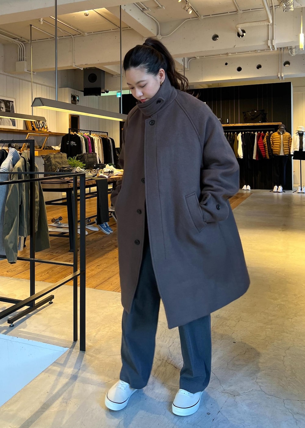 パープル系のニット/セーターを着用したレディースの冬コーディネートの3枚目の写真