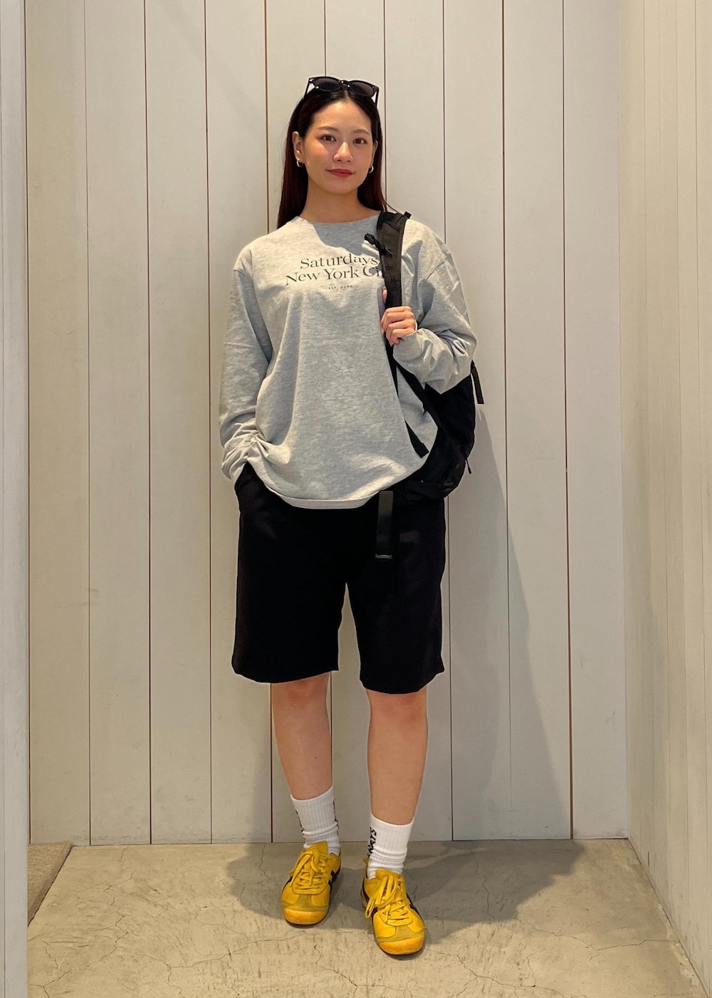 ブラック系のバックパック/リュック、グレー系のTシャツ/カットソー、ブラック系のその他パンツを着用したレディースの夏コーディネートの2枚目の写真