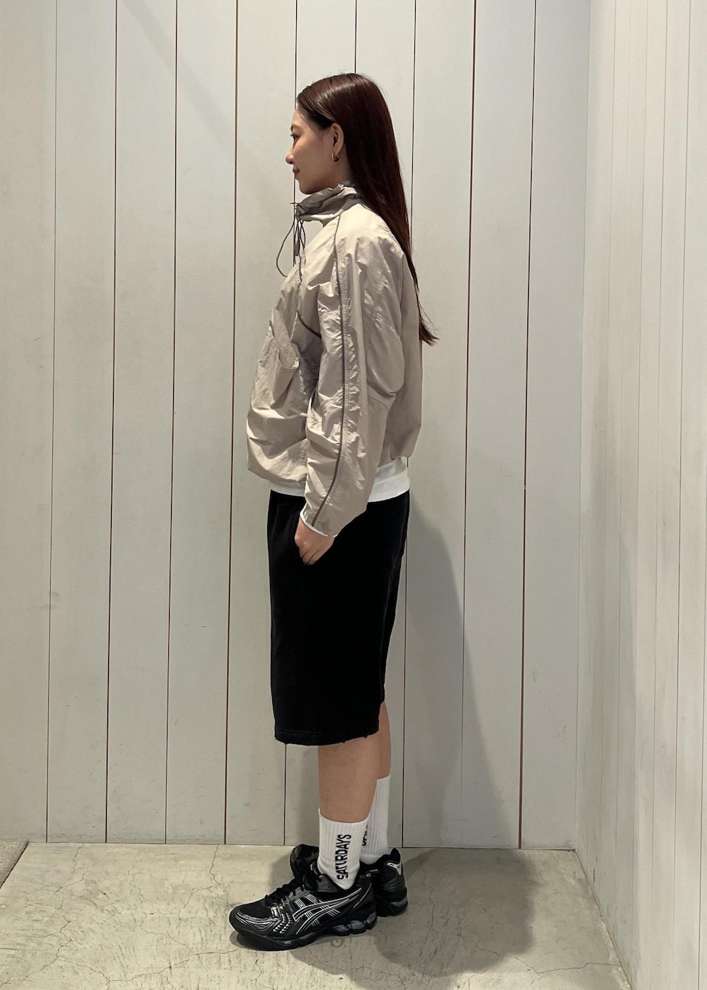 ブラック系のその他パンツ、ベージュ系のブルゾンを着用したレディースの春コーディネートの2枚目の写真