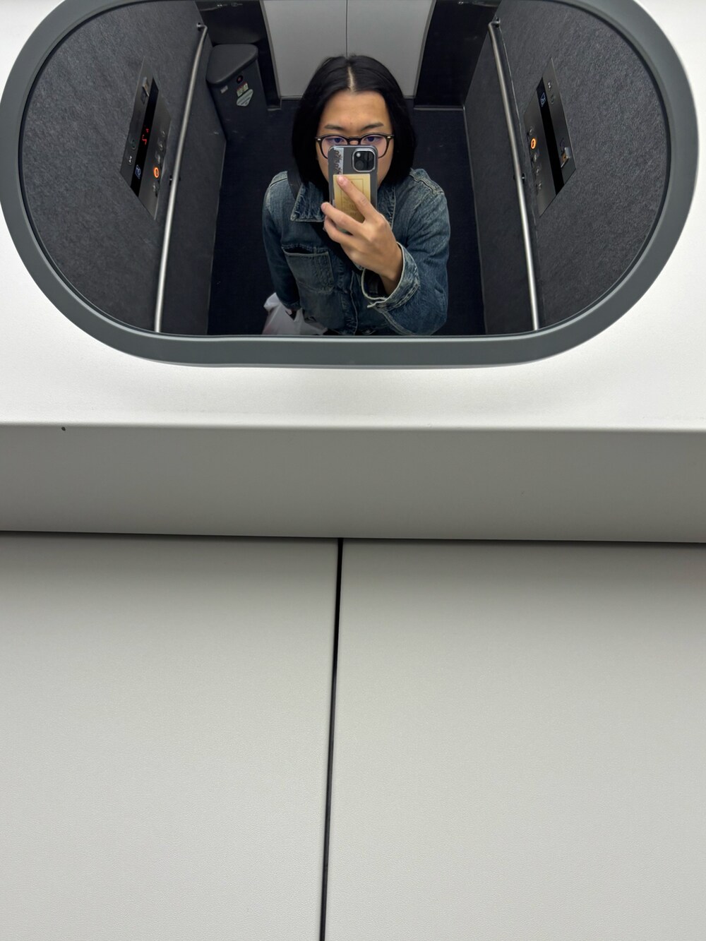 ブルー系のデニムジャケットを着用したメンズの冬コーディネートの3枚目の写真