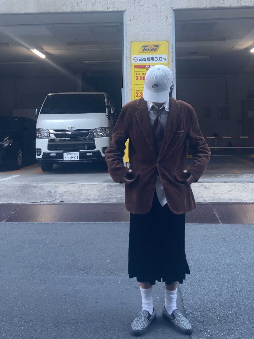 ブラウン系のテーラードジャケット、ブラック系のその他パンツを着用したメンズの秋コーディネートの2枚目の写真