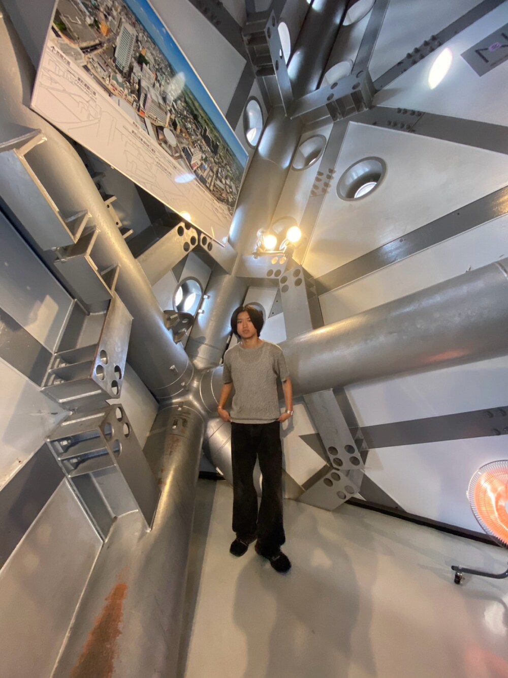 ブラック系のデニムパンツ、グレー系のTシャツ/カットソーを着用したメンズの夏コーディネートの2枚目の写真