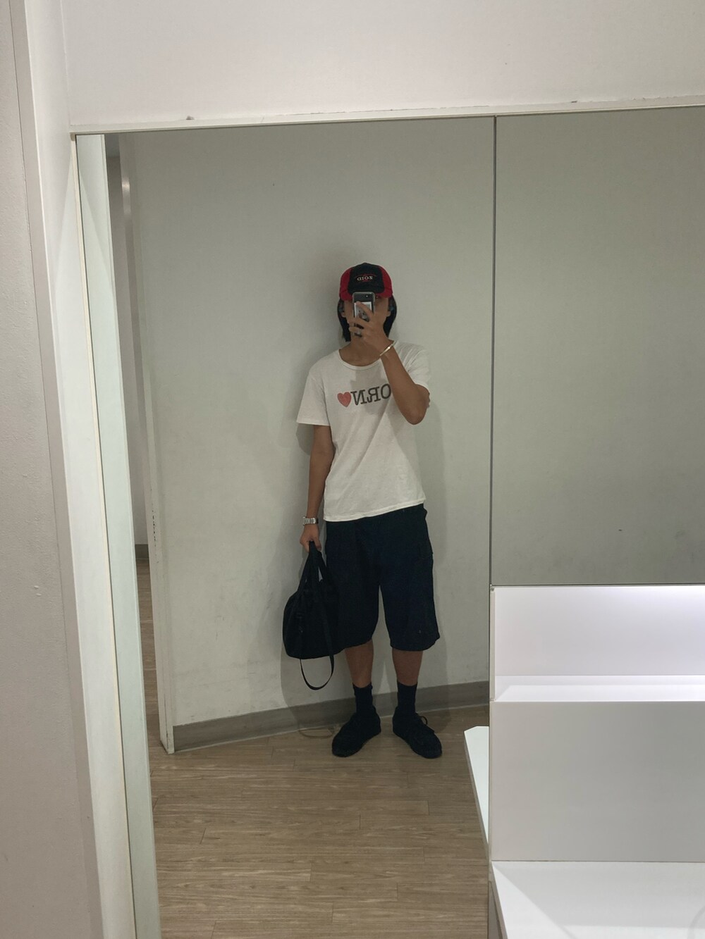 ブラック系のスラックスを着用したメンズの秋コーディネートの3枚目の写真