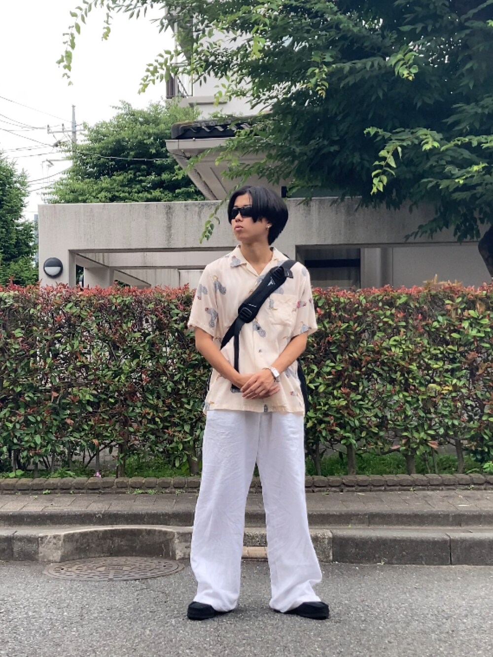 ピンク系のシャツ/ブラウスを着用したメンズの夏コーディネートの2枚目の写真