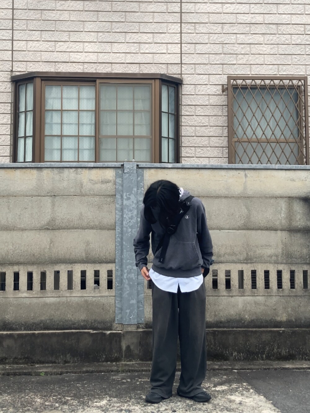 グレー系のパーカーを着用したメンズの秋コーディネートの2枚目の写真