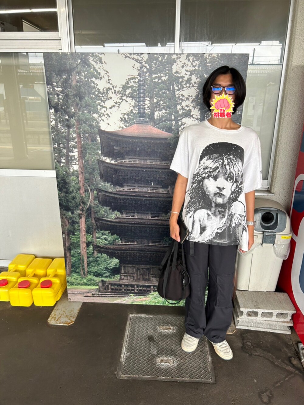 シルバー系のスーツケース/キャリーバッグを着用したメンズの夏コーディネートの2枚目の写真