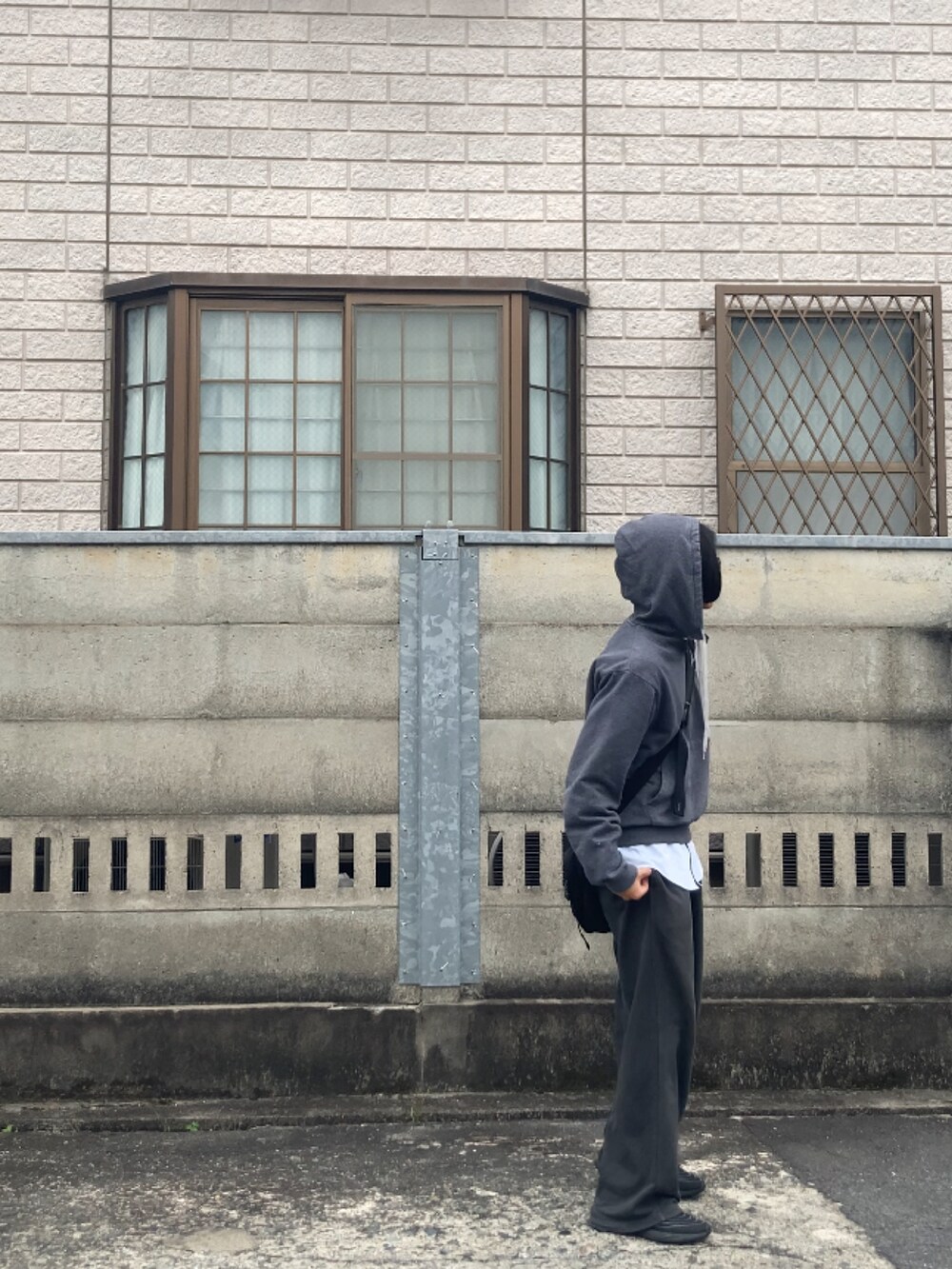 グレー系のパーカーを着用したメンズの秋コーディネートの3枚目の写真