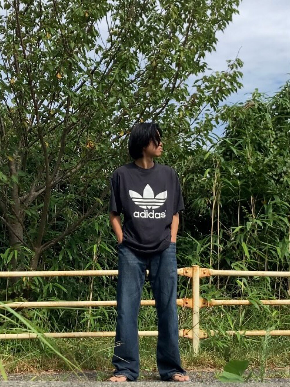 シルバー系のスーツケース/キャリーバッグを着用したメンズの夏コーディネートの4枚目の写真