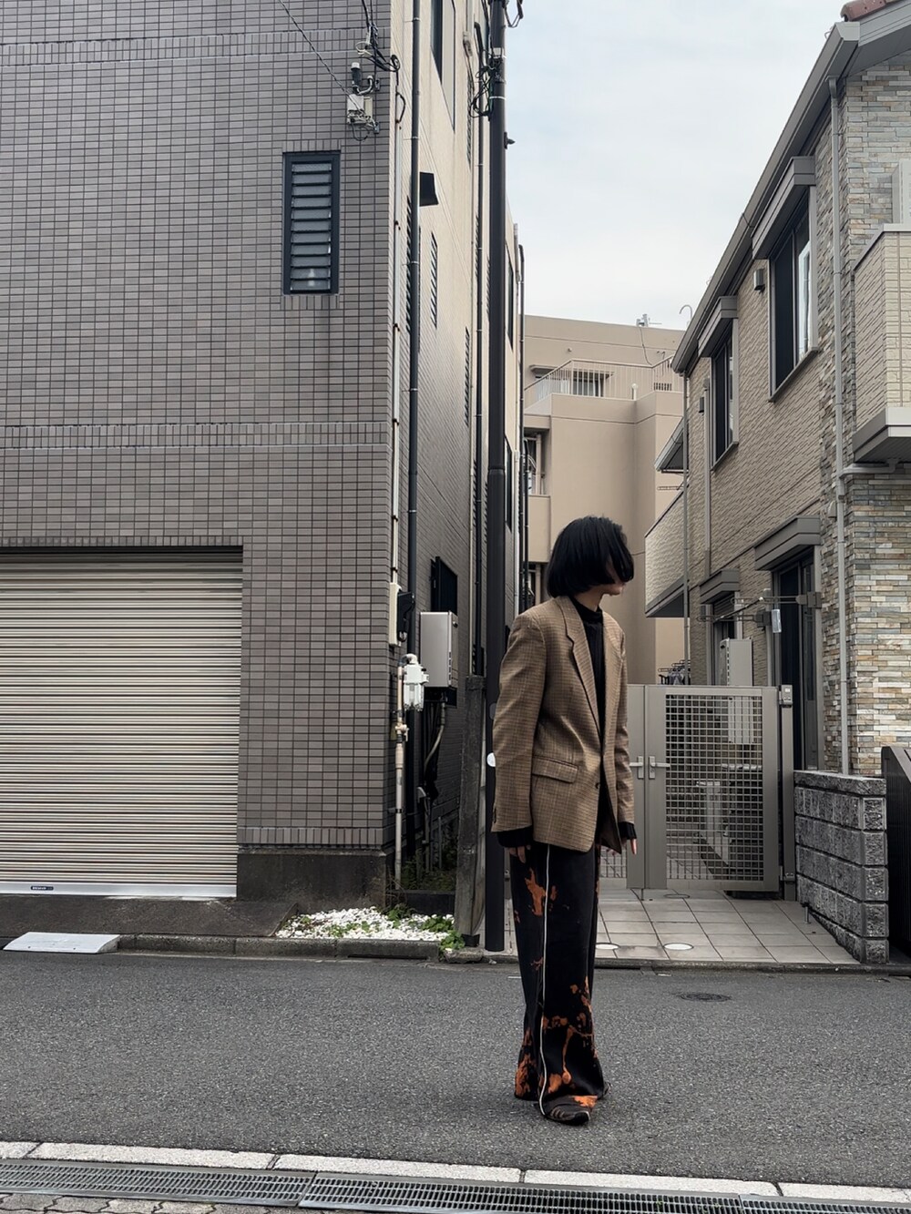 ブラック系のその他パンツを着用したメンズの秋コーディネートの2枚目の写真