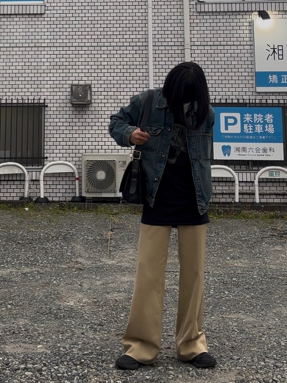 ブルー系のデニムジャケットを着用したメンズの春コーディネートの2枚目の写真