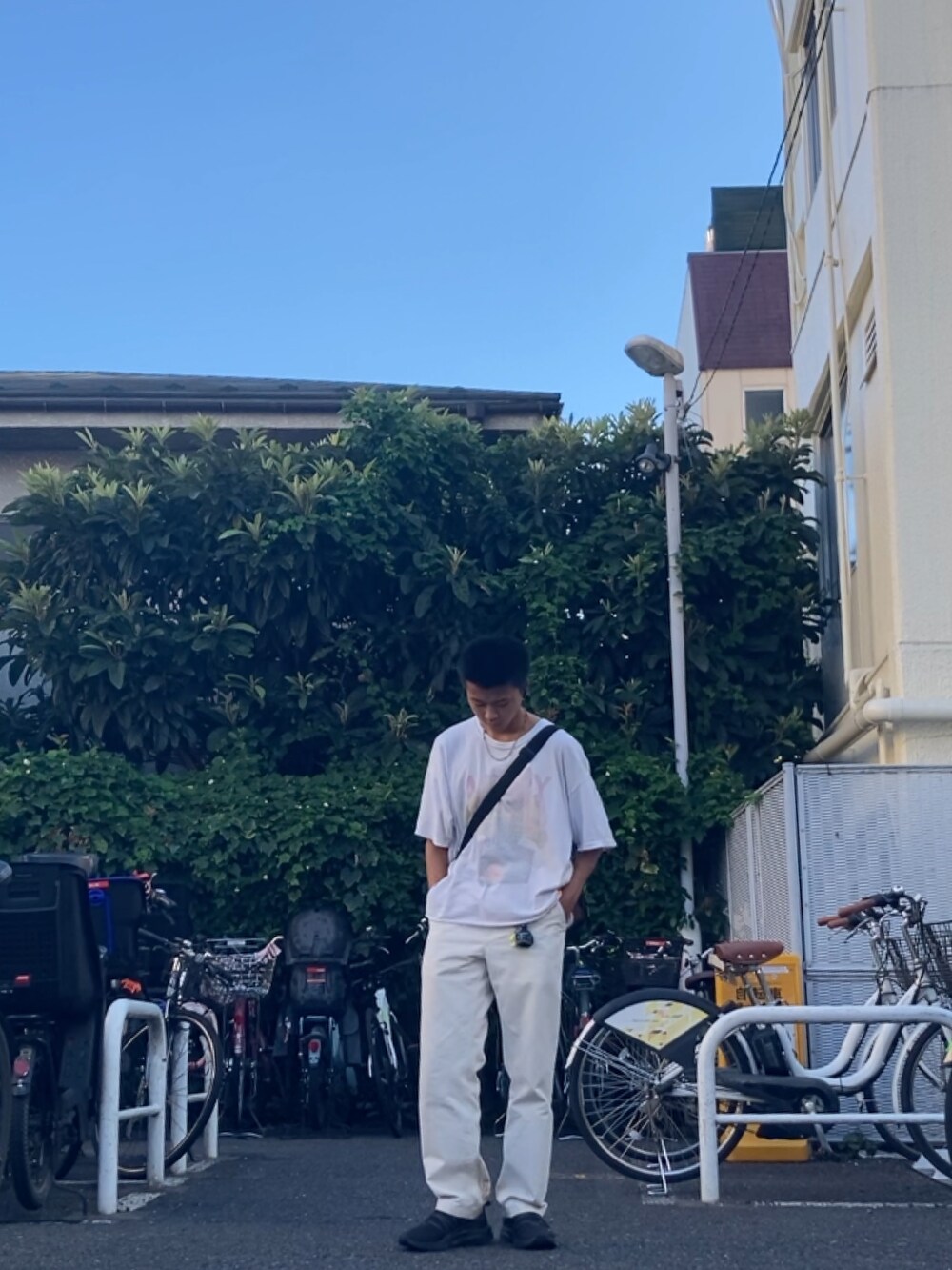 ホワイト系のその他パンツを着用したメンズの夏コーディネートの2枚目の写真