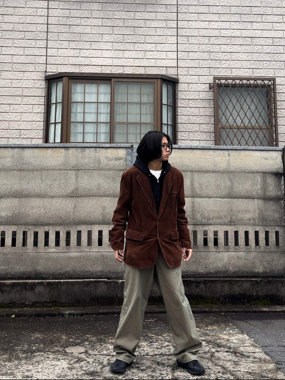 「秋コーデ、古着コーデ、古着、テーラードジャケット、レイヤード、COMME des GARCONS」｜「VINTAGEのアイテム（テーラードジャケット、ブラウン系）」を使った、yau21さん（メンズ・174cm）の秋コーディネートの2枚目の写真