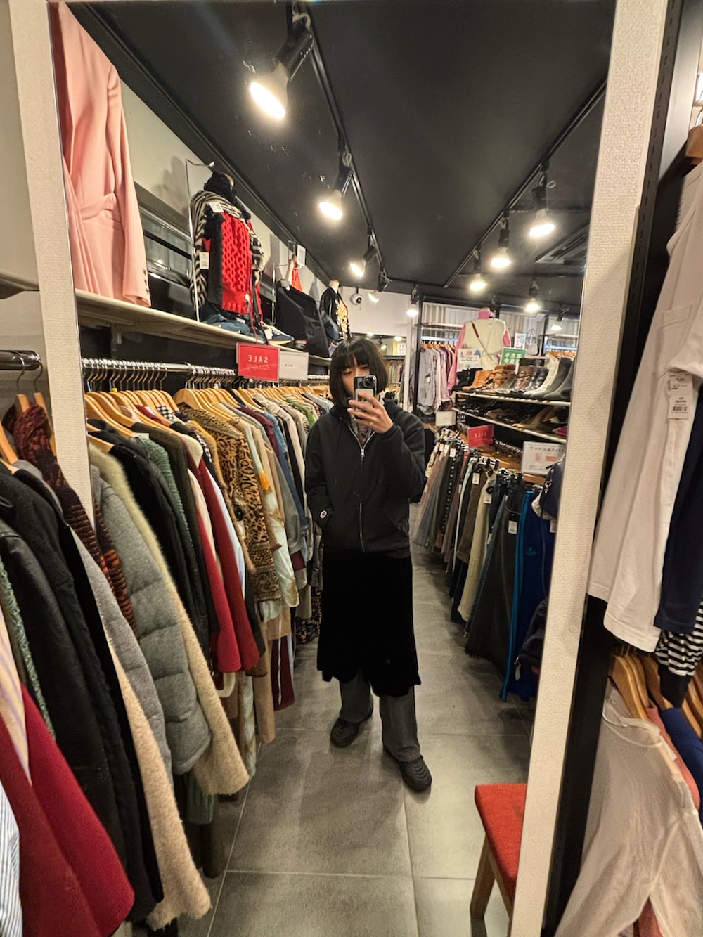 グレー系のダウンジャケット/コートを着用したメンズの春コーディネートの2枚目の写真