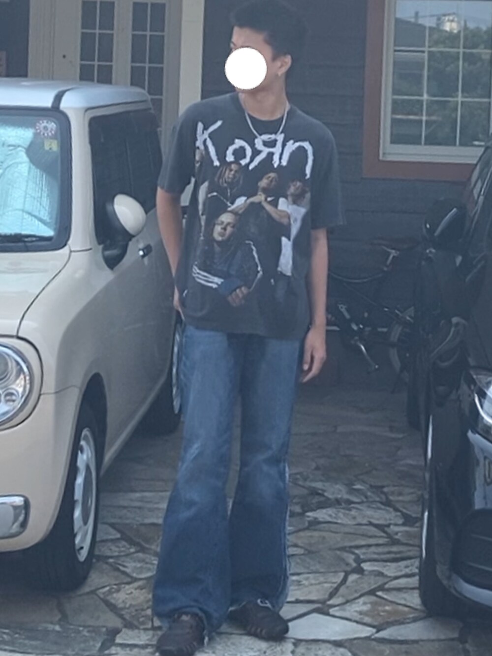 ブルー系のデニムパンツ、ブラック系のTシャツ/カットソーを着用したメンズの夏コーディネートの2枚目の写真